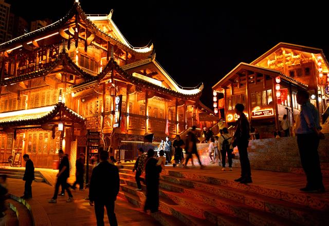 5月2日晚,游客在湖北省宣恩县城仙山贡水旅游区的兴隆老街赏夜景.
