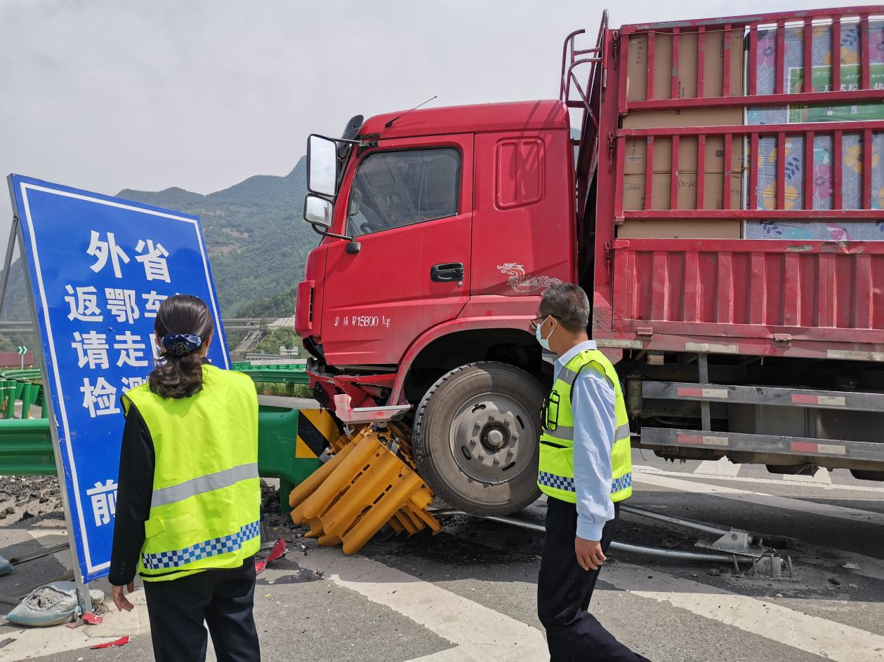 据驾驶员刘师傅介绍,当时驾驶的货车从保康上道去宜昌,由于对路况不熟