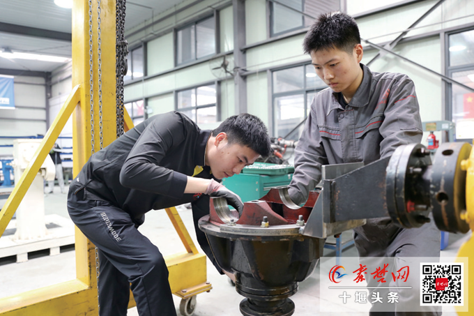 学院世界技能大赛重型车辆维修项目国家集训基地,吴杰在细心指导选手