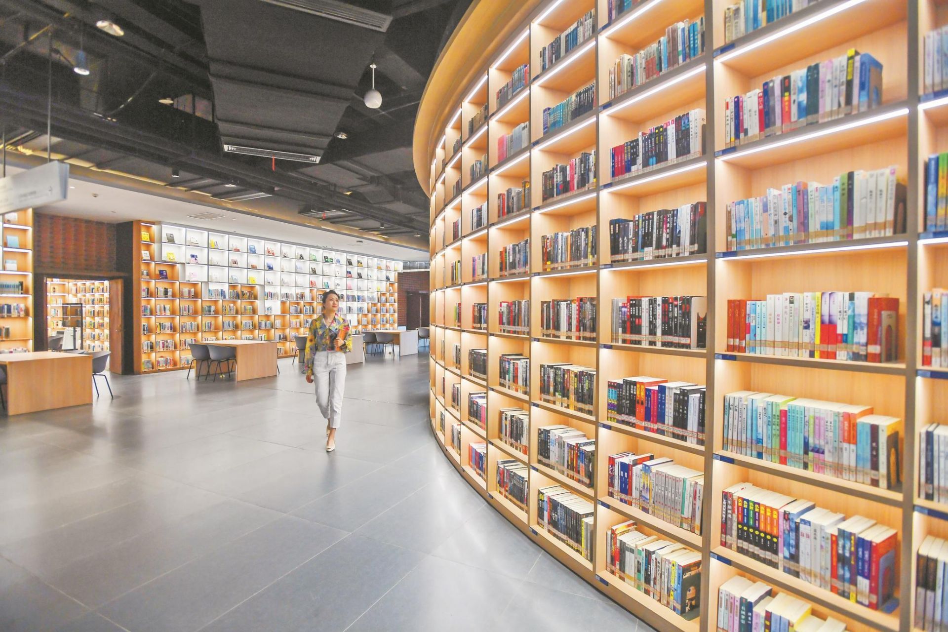 (青山区图书馆焕新归来  肖颢摄)武汉市青山区图书馆新馆因颜值高