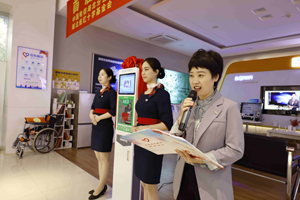 在交接仪式上,唐彬彬秘书长感谢中国电信武汉分公司长期以来对公益