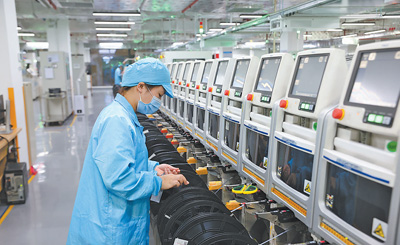 利亚德深圳led智慧产业园车间内,工人正在全自动led显示屏模组生产线