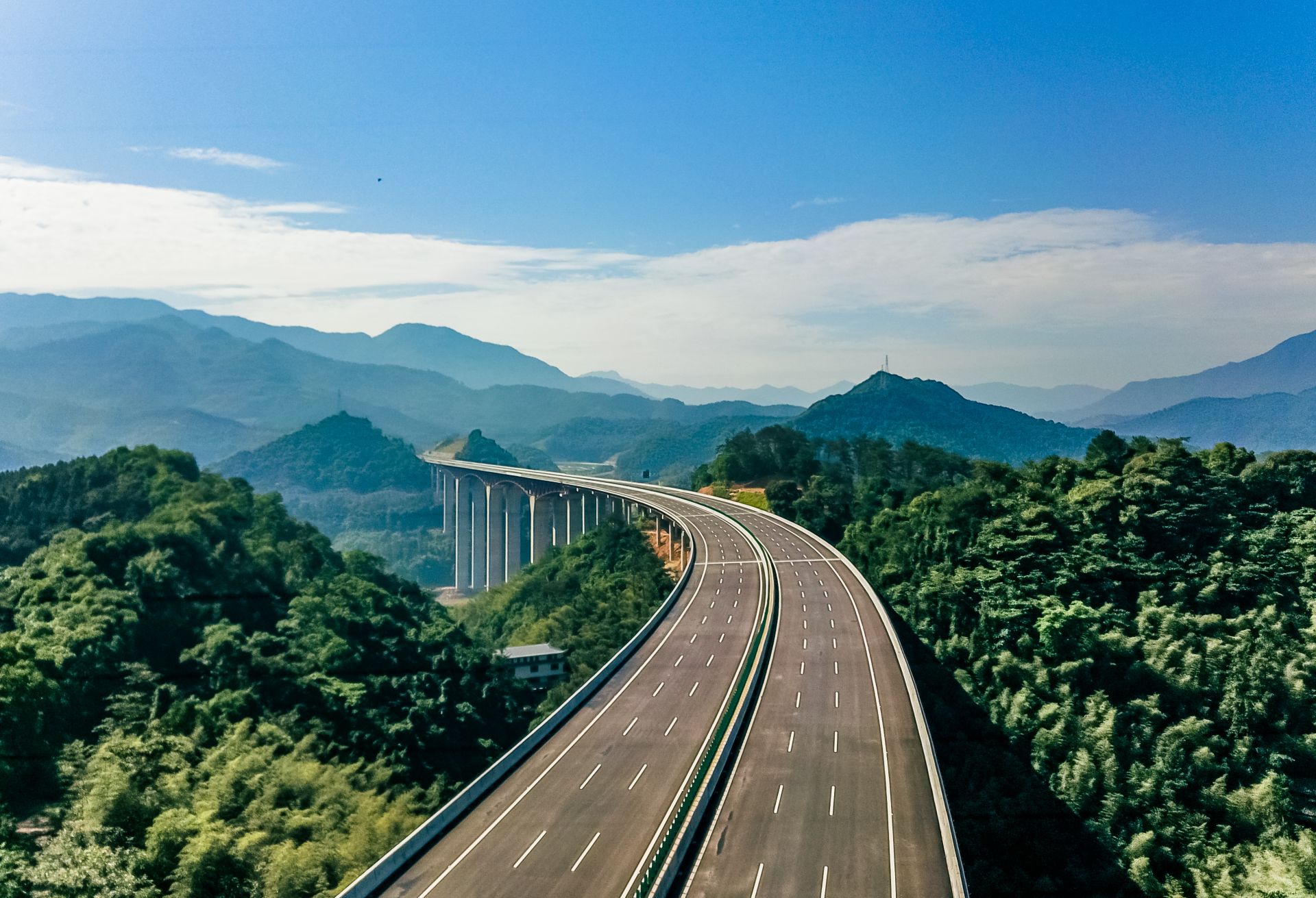 湖北造世界最大跨径钢桁组合连续刚构桥今日通车