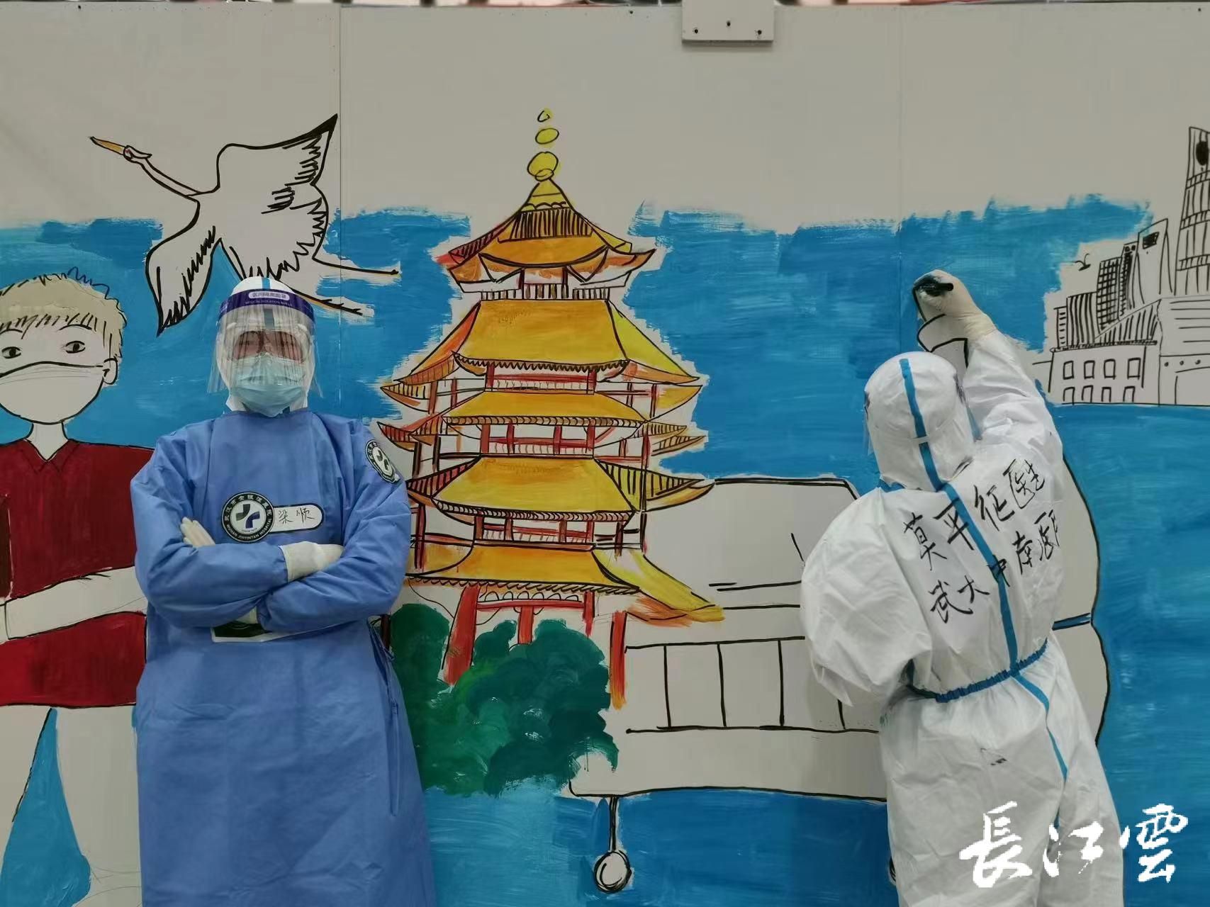 说起制作方舱文化墙的目的,她介绍说,方舱医院里面,多数是被隔起来的