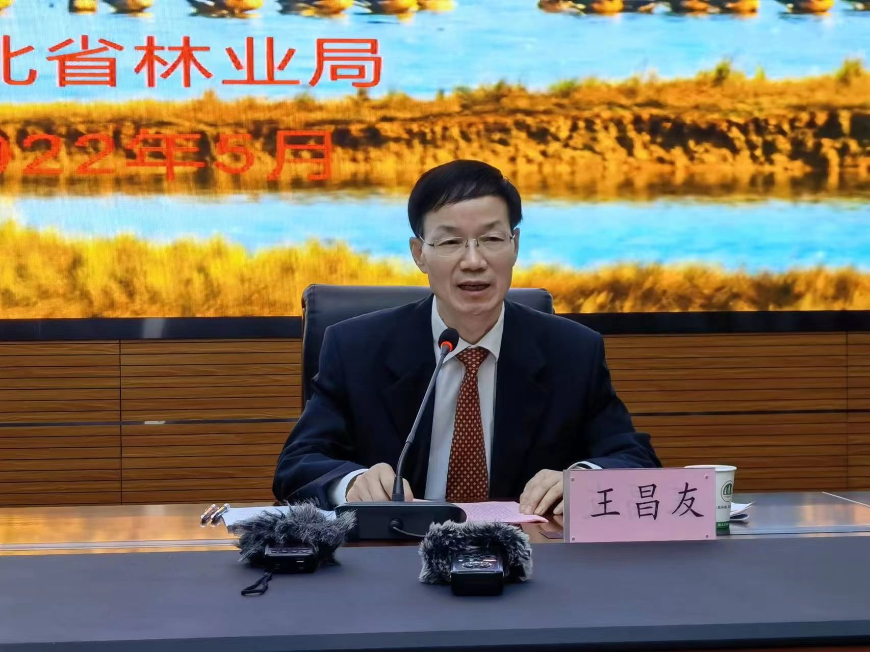 王昌友回答记者提问省林业局党组书记,局长王昌友表示,作为生态大省