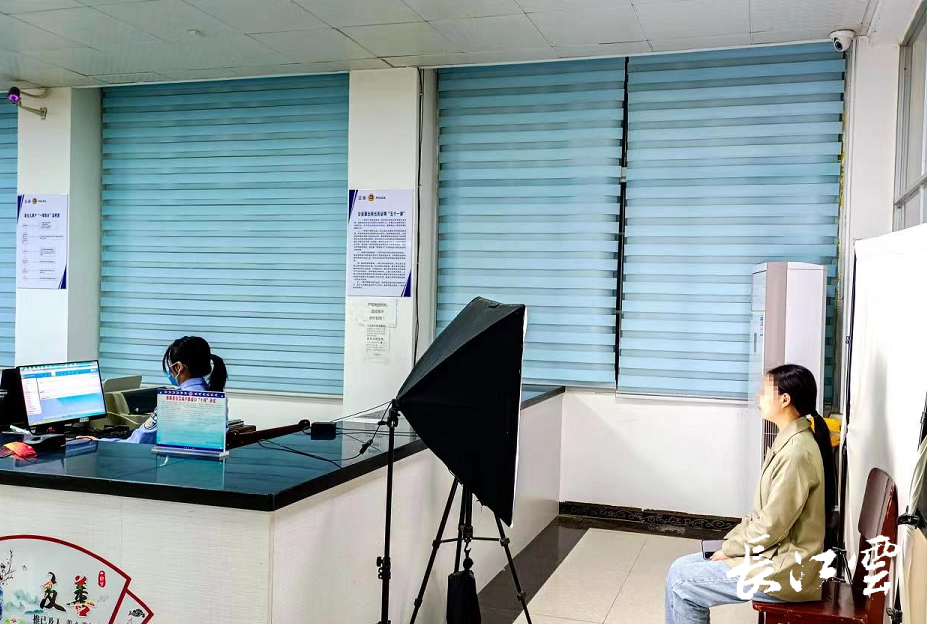 "警察姐姐,我是襄阳一名大三学生,我明天要参加襄阳考区教师资格证