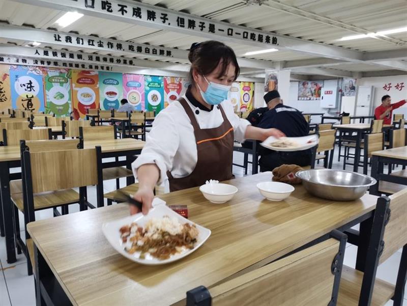 配菜,送菜,洗碗,清洁,给养老院的老人们送去餐食,还要同时在两家吃饭