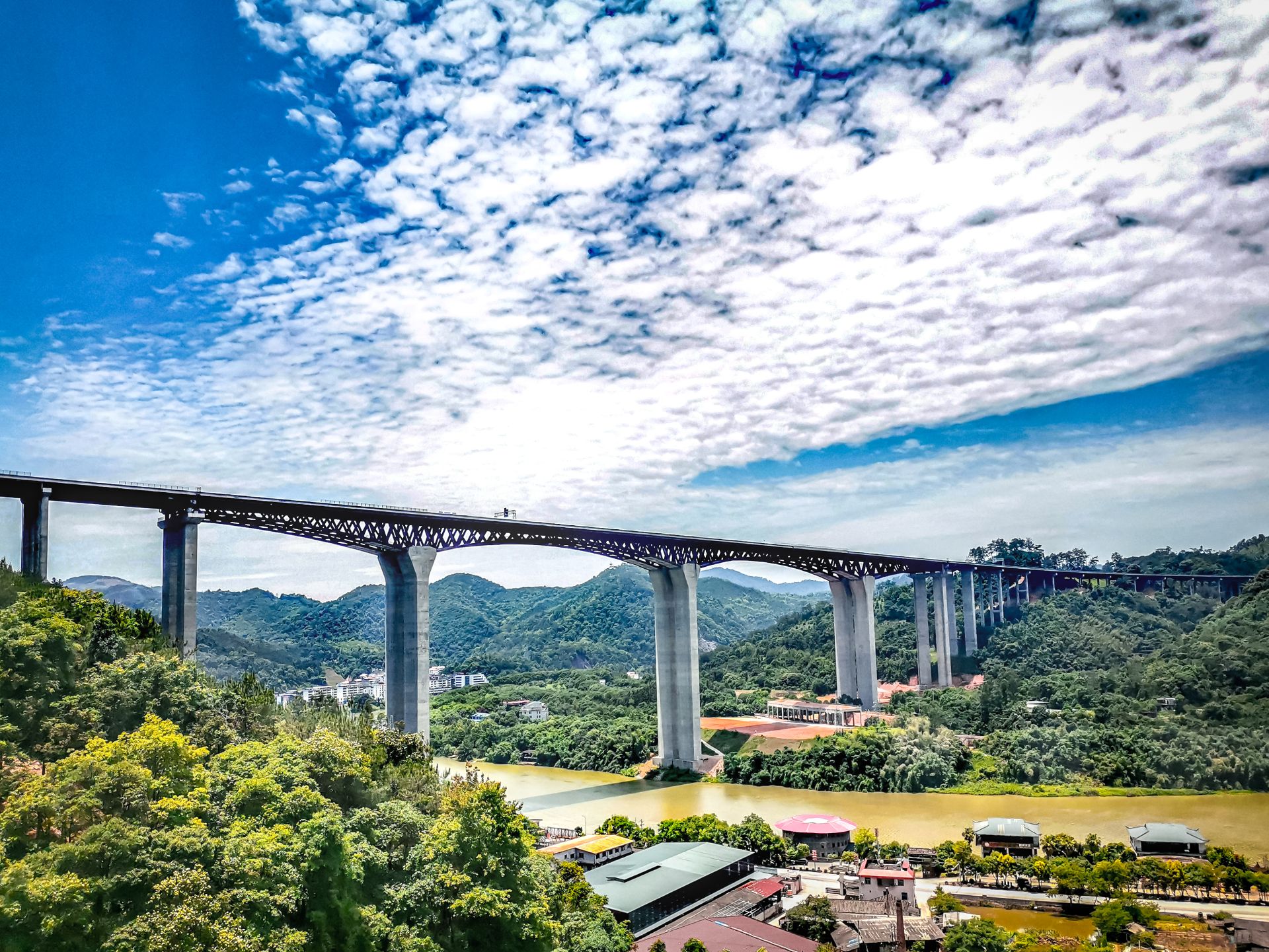 湖北造世界最大跨径钢桁组合连续刚构桥今日通车