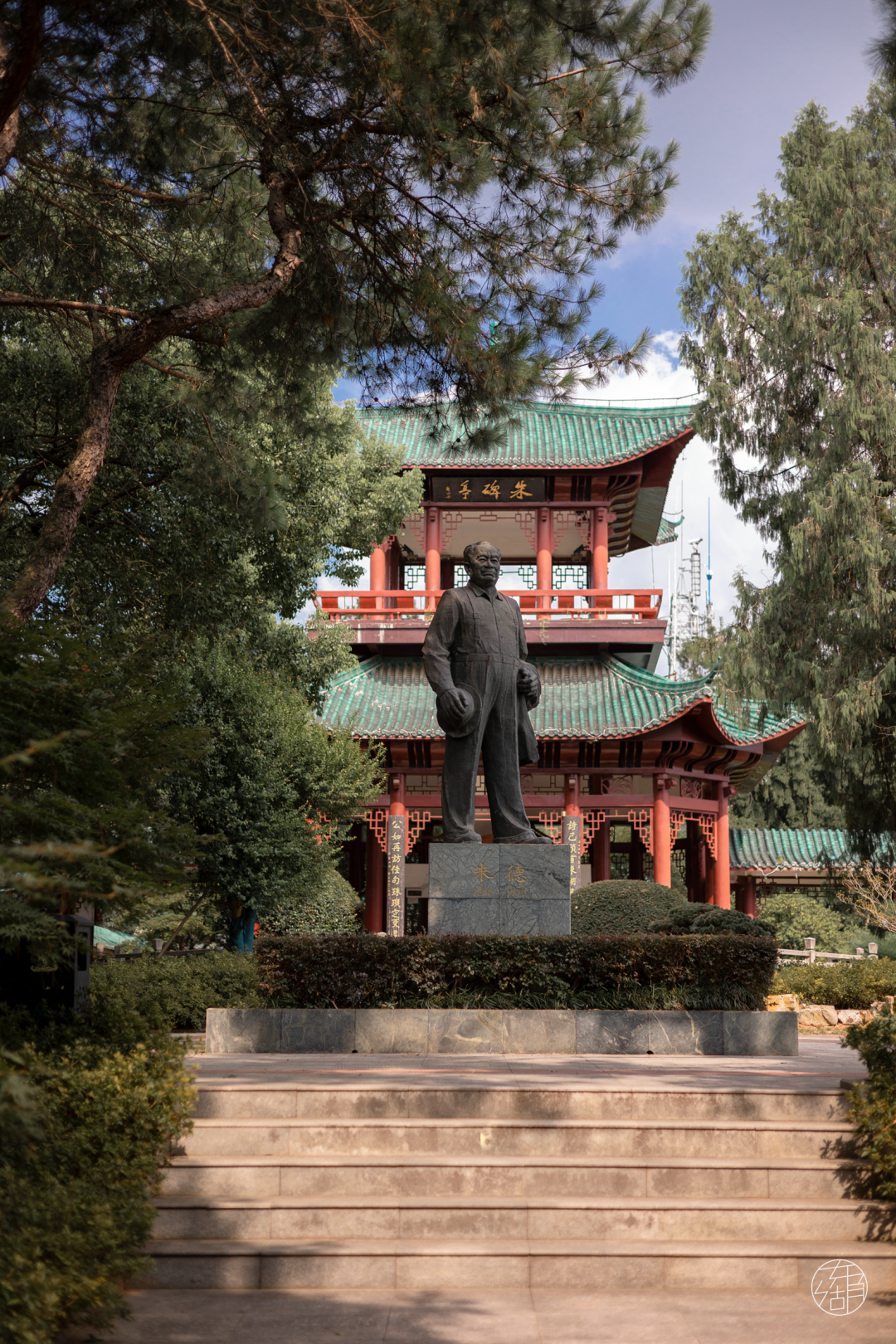 赤紅色的「朱碑亭」,為紀念朱德而建.