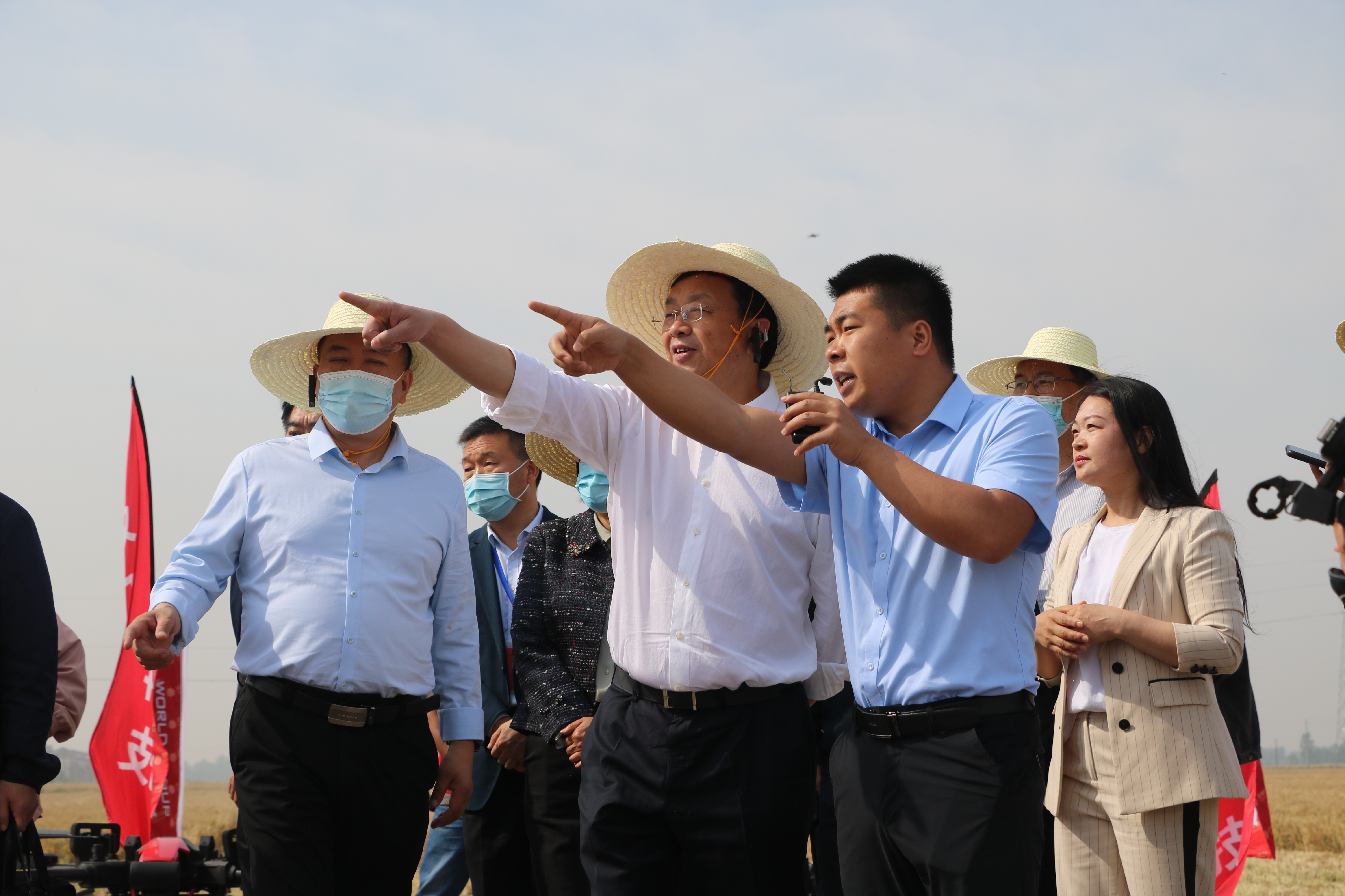 厅长,省乡村振兴局党组书记吴祖云在钟祥市石牌镇彭墩村查看"三夏"