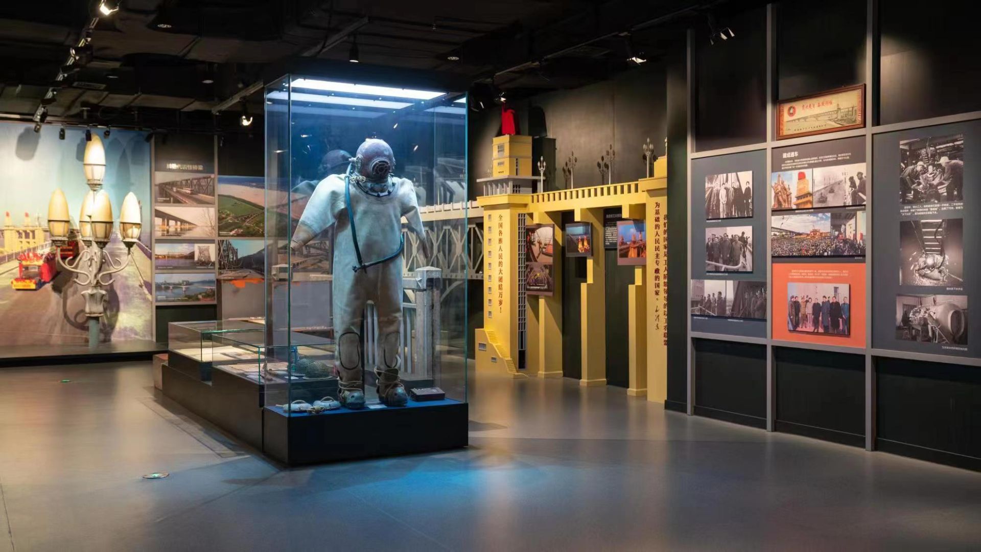 时潜水班班长胡宝玲使用过的白色潜水服作为国内首家综合性桥梁博物馆