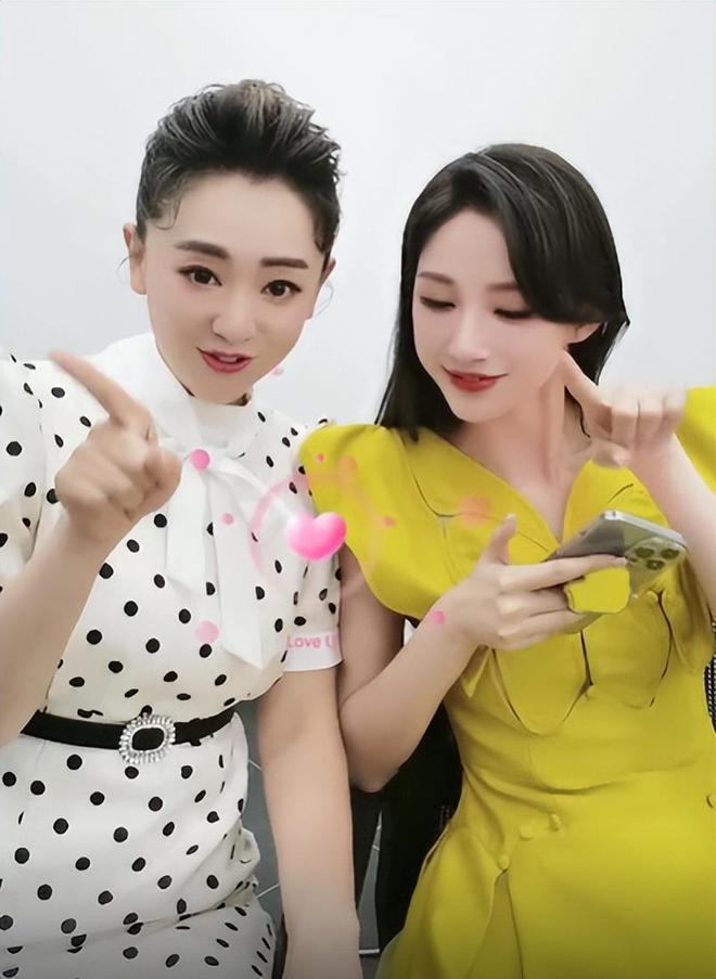 央视马凡舒与月亮姐姐罕见同框皮肤白嫩身材好双手比心显亲切