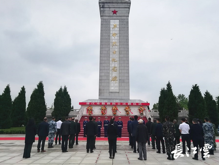 近日,潜江市举行散葬烈士迁葬仪式在潜江烈士陵园,现场将3名散葬烈士