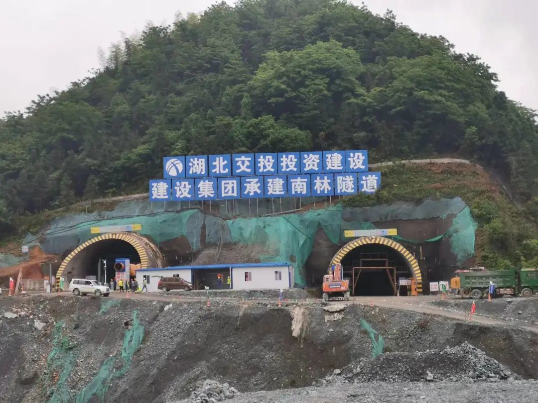 咸九高速九宫山隧道图片