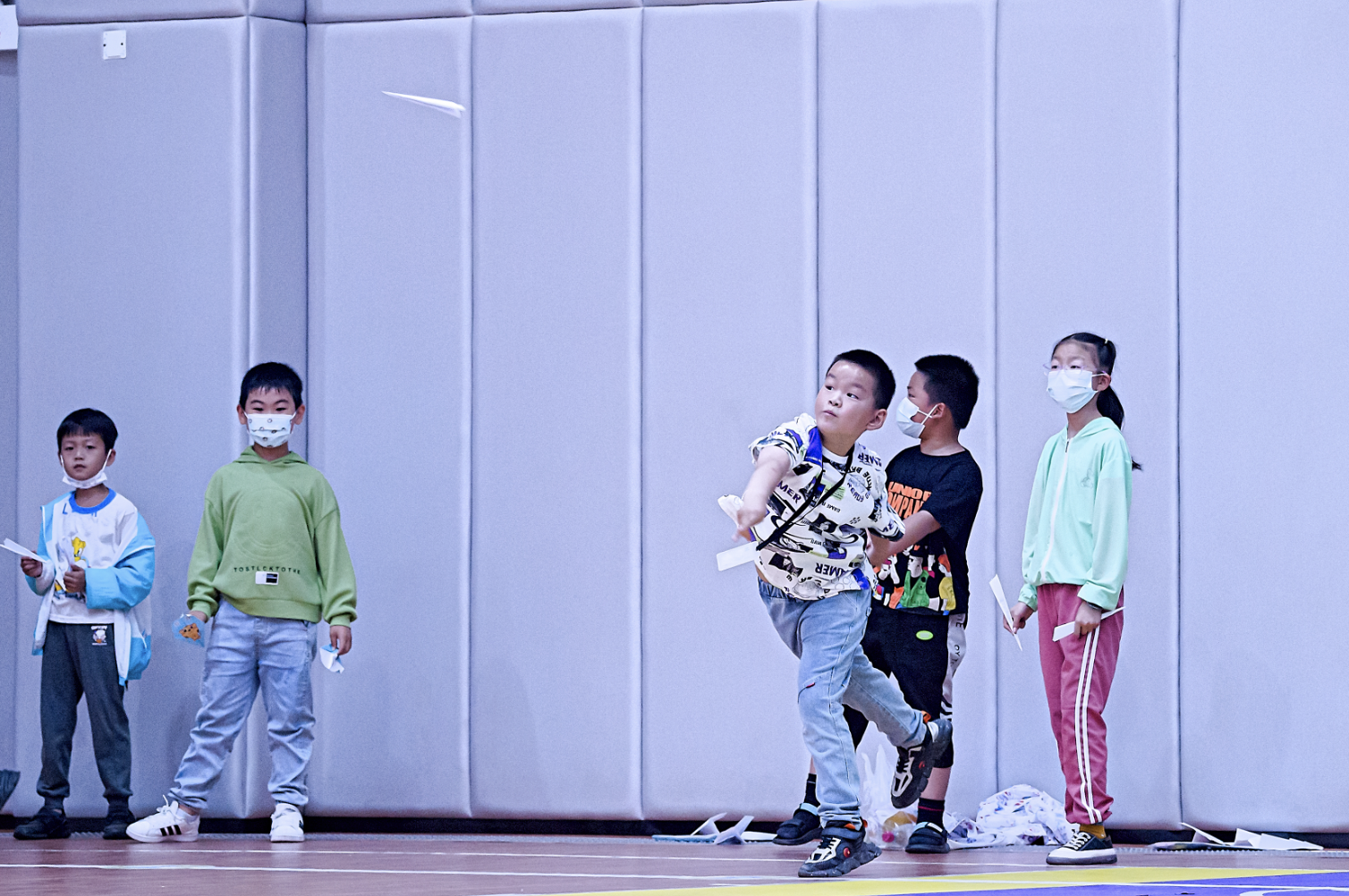 4002米56万学生激战纸飞机大赛碰壁纸飞机获第一名