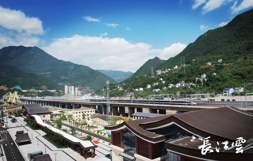 来电了郑万高铁湖北段牵线送电完工