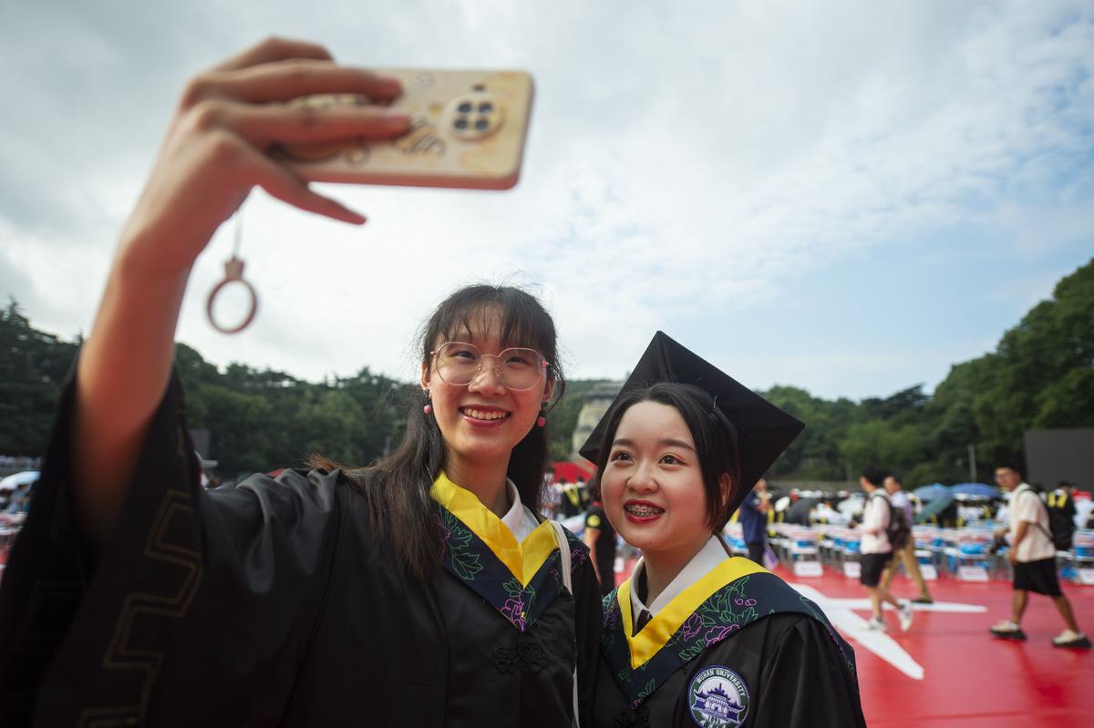 武汉大学举行2022年毕业典礼