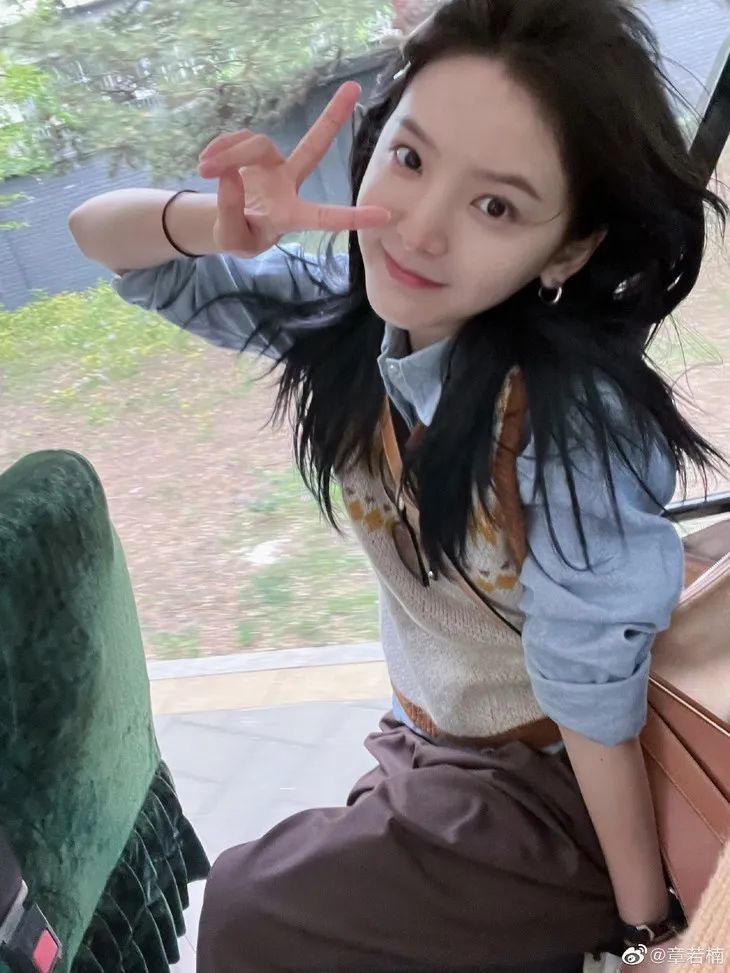 刚走红就被冠上了"氧气美女"的名号,不得不说,章若楠的确长了一张甜美