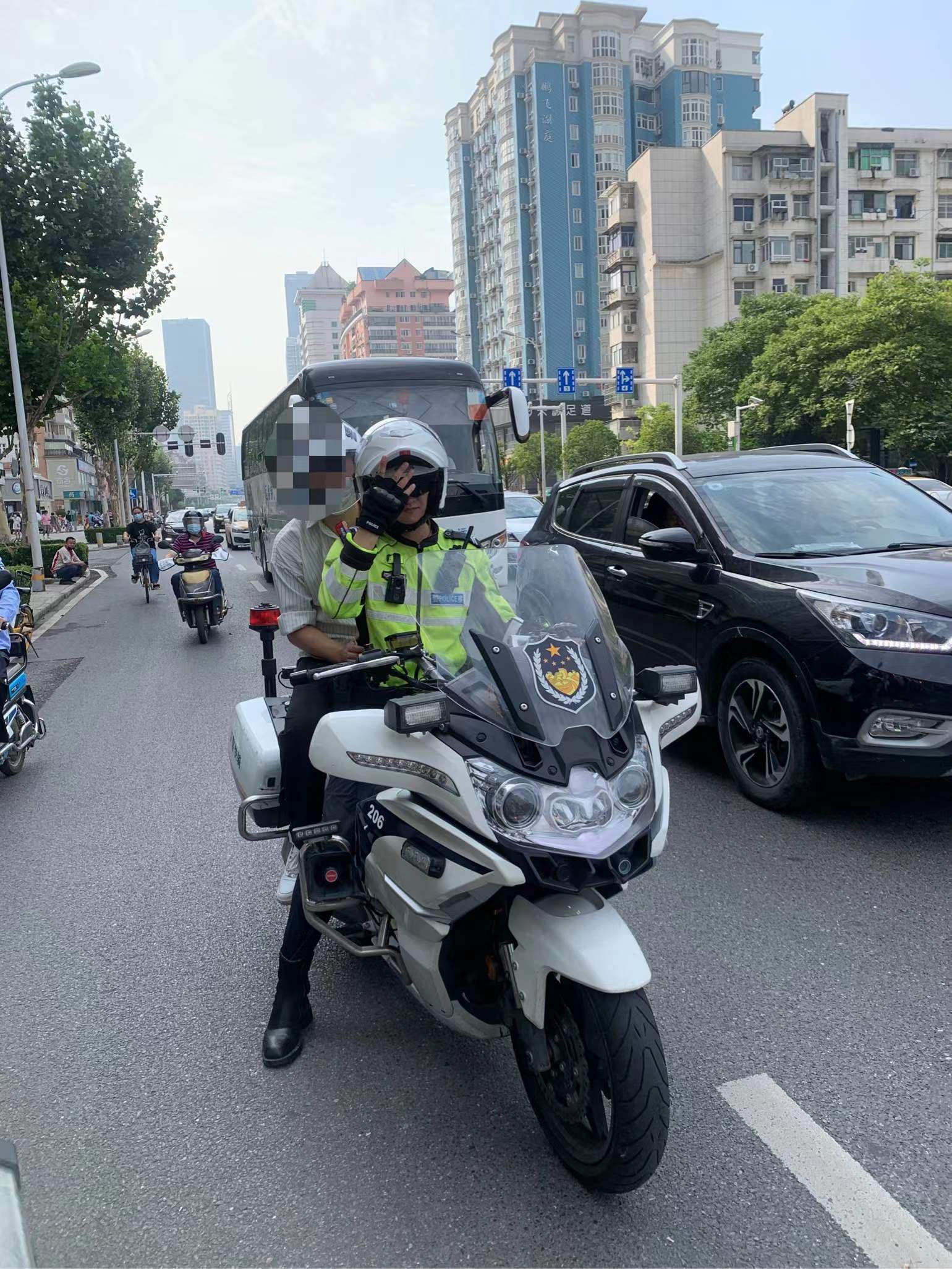 十万火急高考考生忘带身份证汉警快骑跨区送证