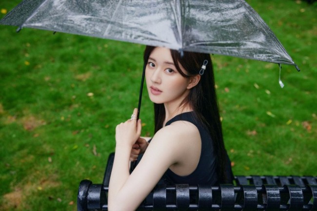 赵露思雨后江南大片释出在林间撑伞好清新