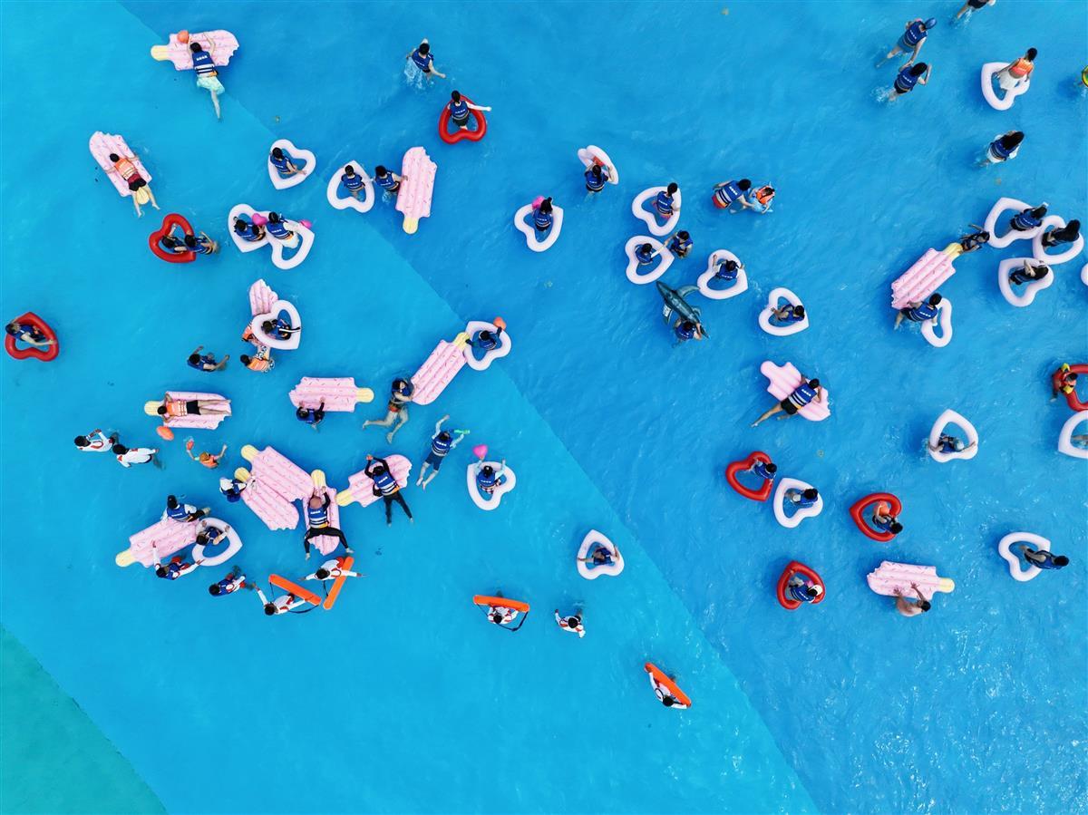 武漢夏天第一浪瑪雅海灘萬顆愛心慶開園