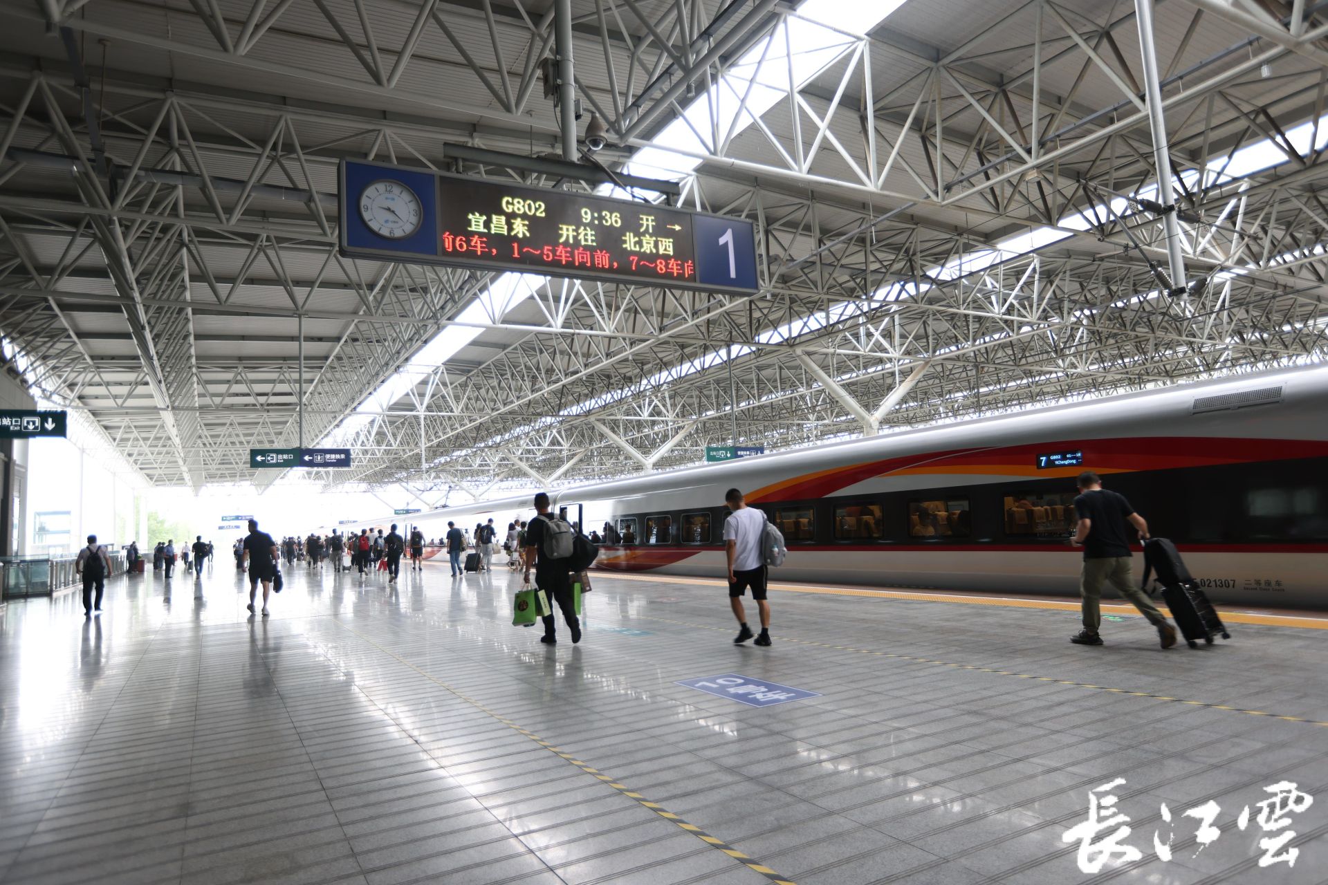 一列红黄相间飘带跃动的g802复兴号智能动车组从宜昌东站出发驶往北京