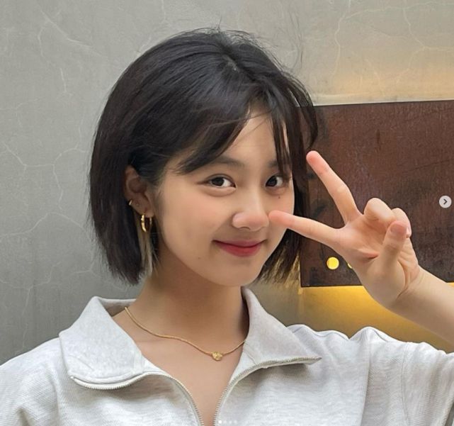 黄磊大女儿晒自拍美照16岁多多比耶卖萌颜值养眼气质超成熟