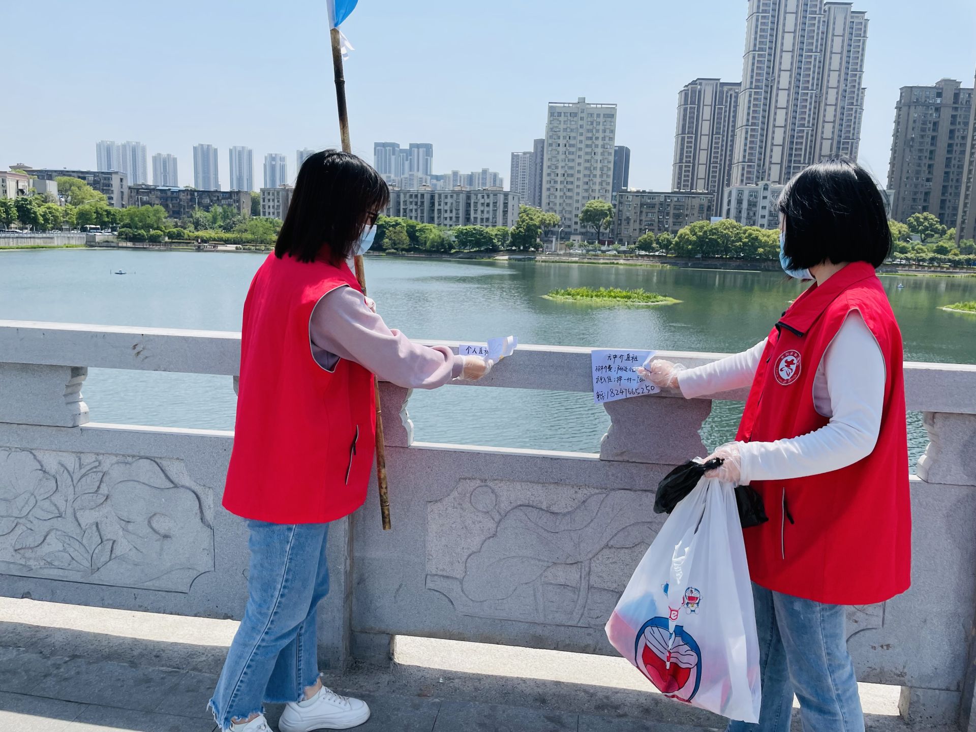 下基層察民情解民憂暖民心清潔家園進社區下沉黨員在行動