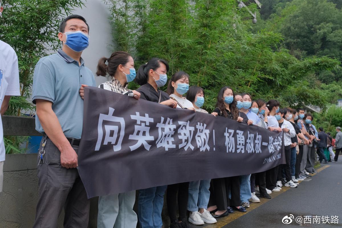 d2809殉职司机追悼会其子跪地哭喊