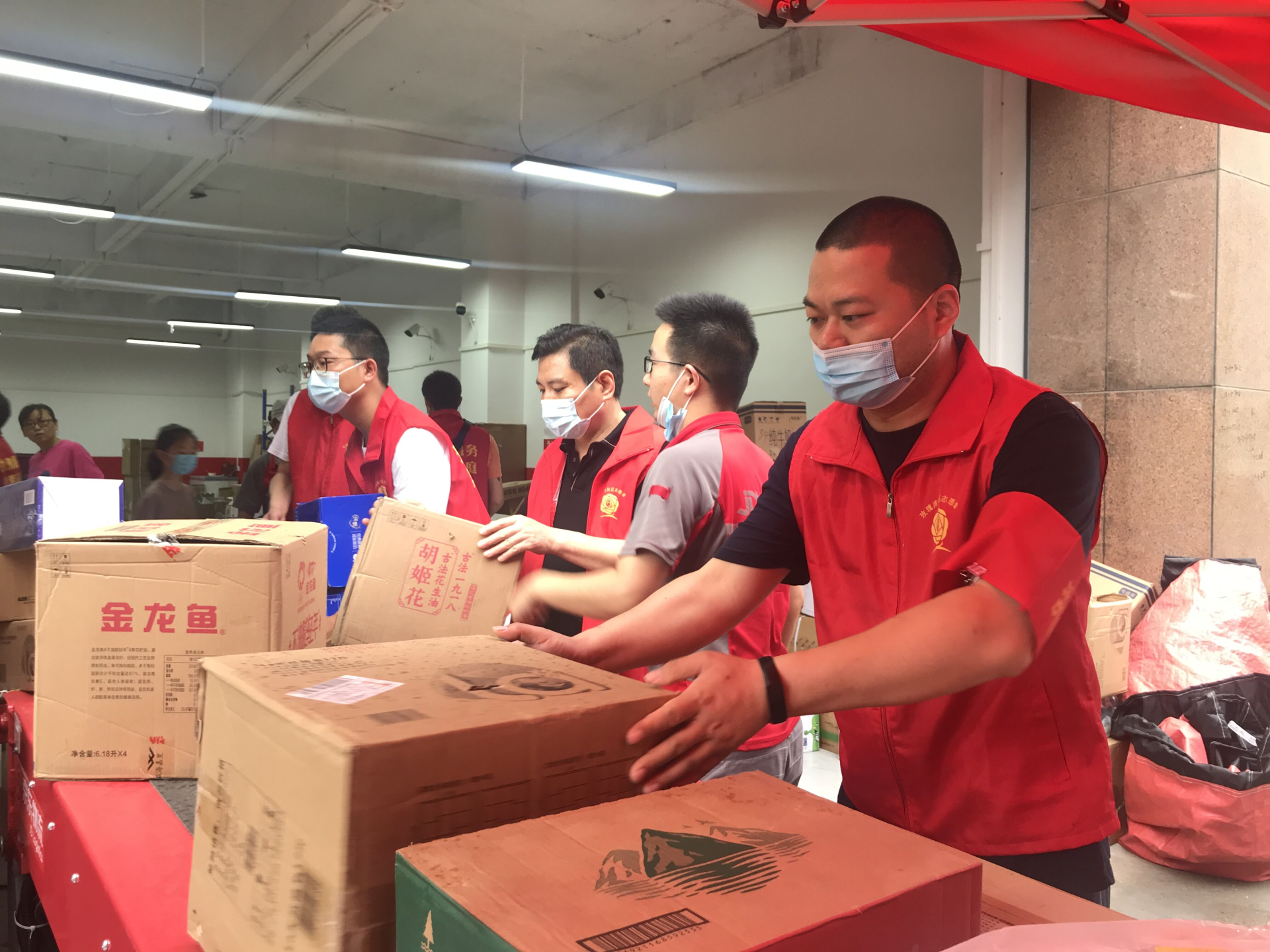 暖蜂不歇服务不止玫瑰湾社区江城蜂巢助力快递站点开展暖心服务