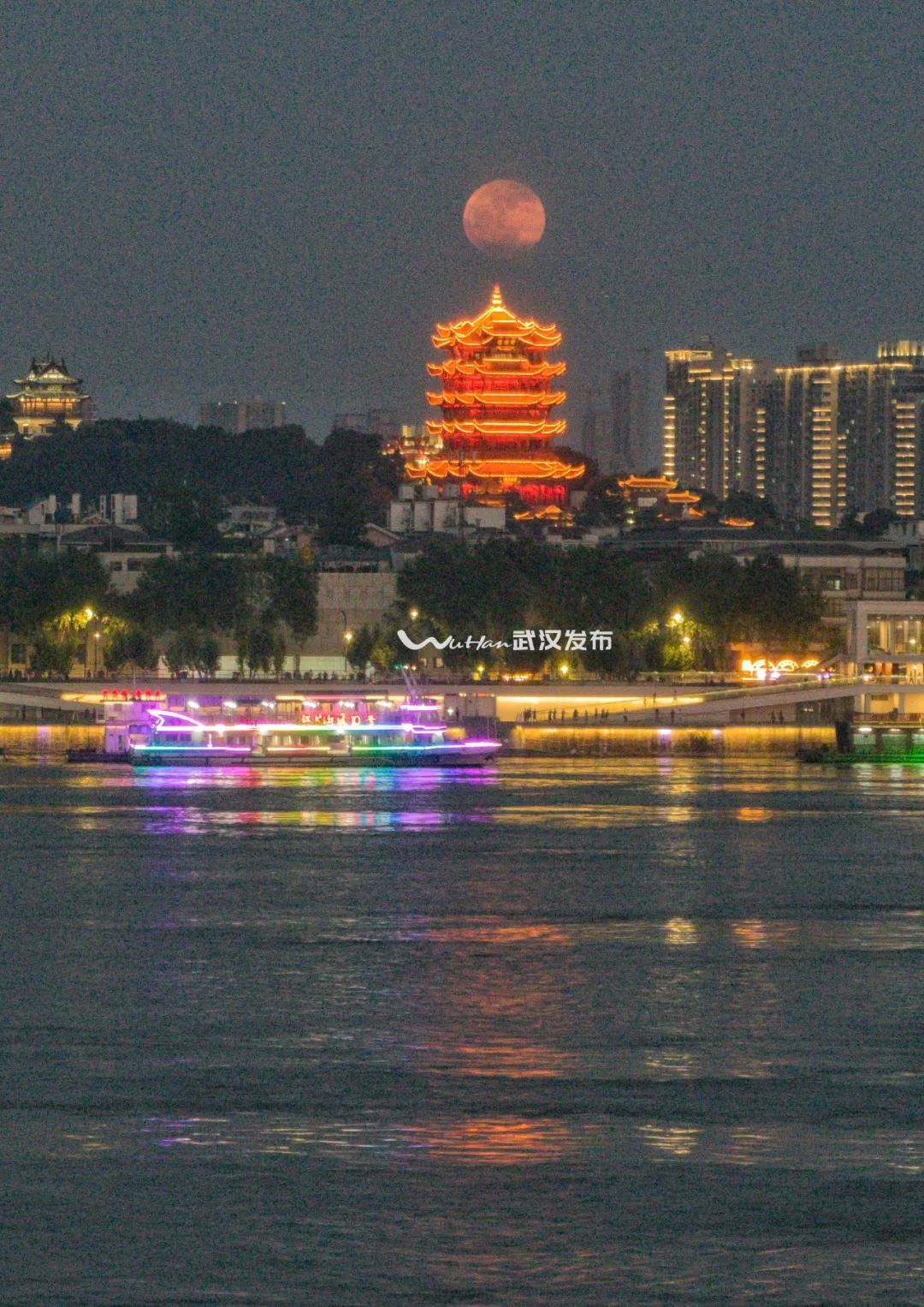 与黄鹤楼,长江大桥,东湖,鹦鹉洲大桥