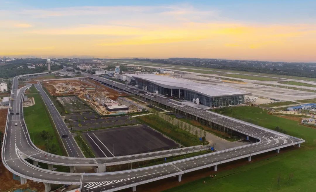 "按照成于至臻,止于至善的标准,把三峡机场打造成重要的城市公共艺术