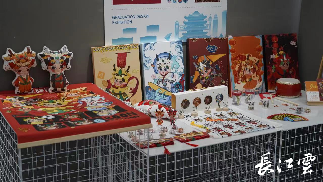 武汉市民快到黄鹤楼看文创展啦