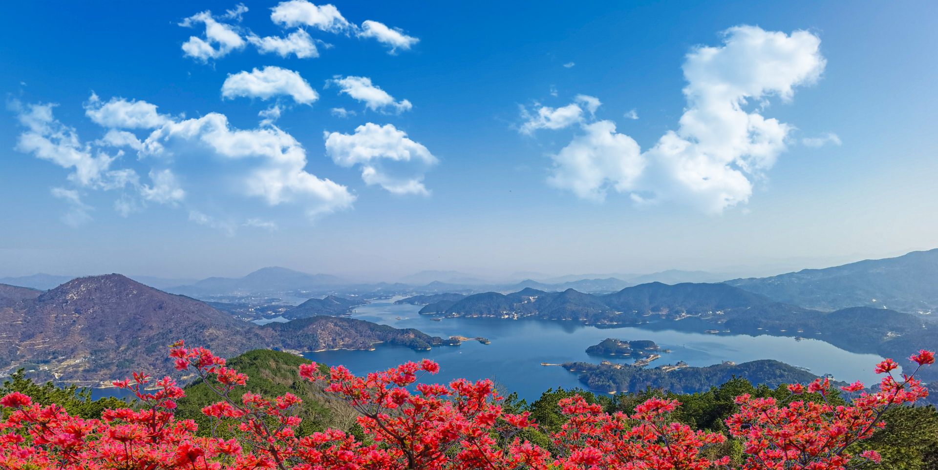 白莲河生态保护和绿色发展示范区位于大别山南麓,因白莲河水库而得名