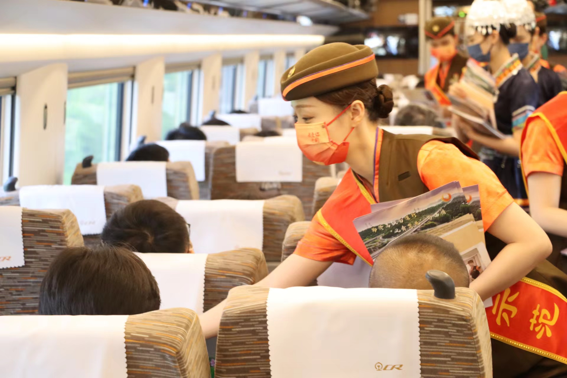 新速度新形象武汉铁路乘务组换新衣