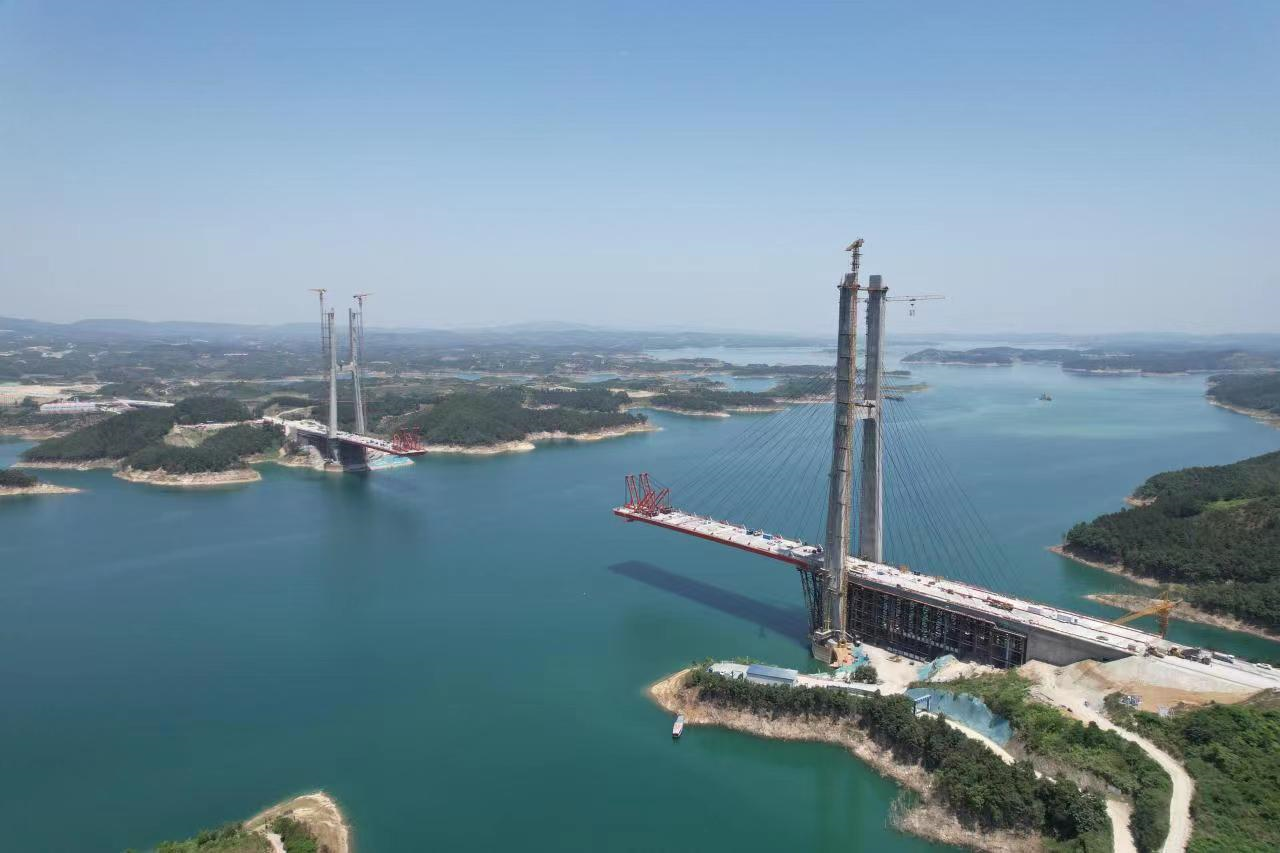 丹江口水库上演大型桥梁防坍塌实战应急演练