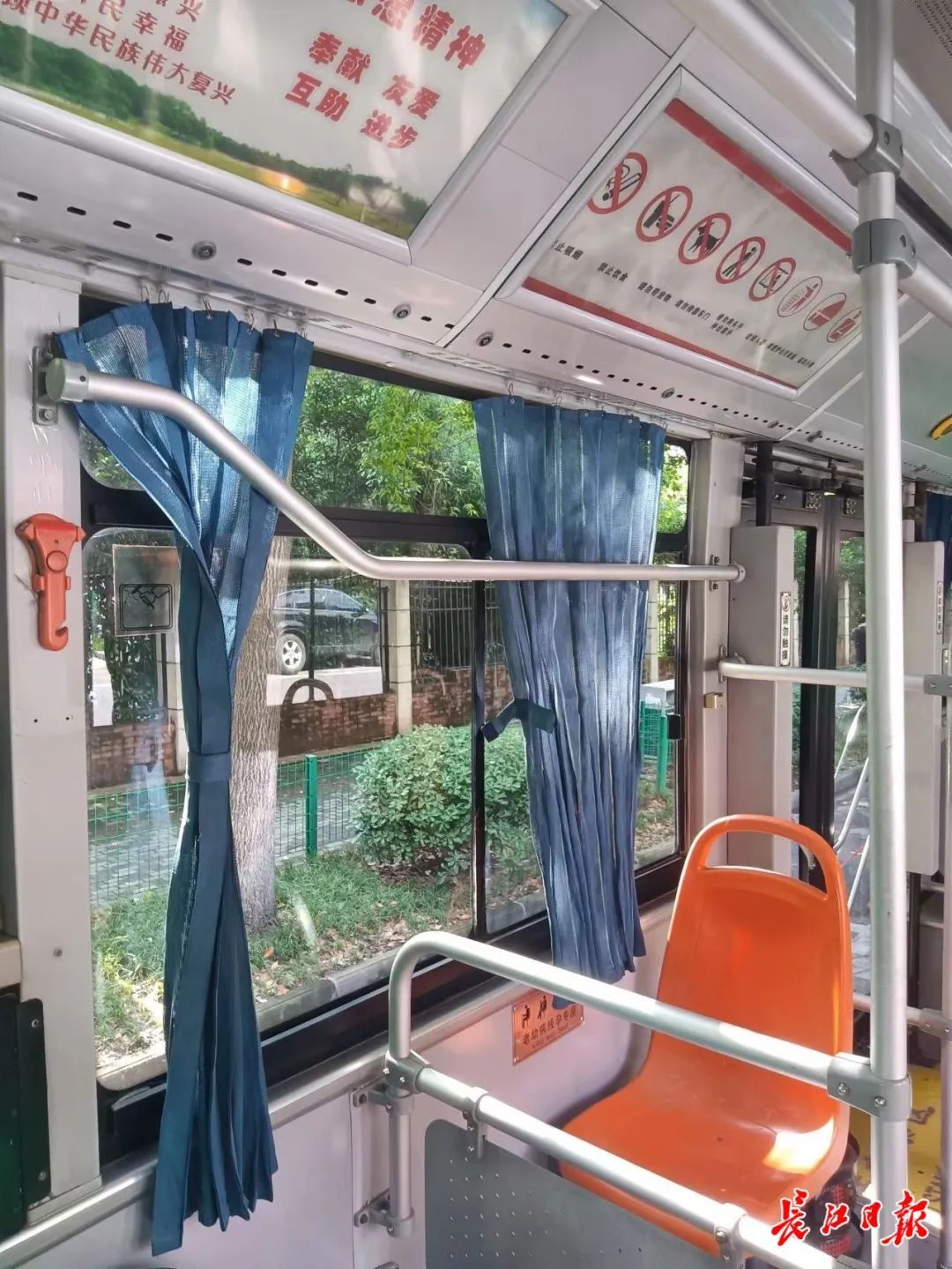 江先生表示,543路这条线路距离长,站点多,尽管车里有空调,但车窗没有