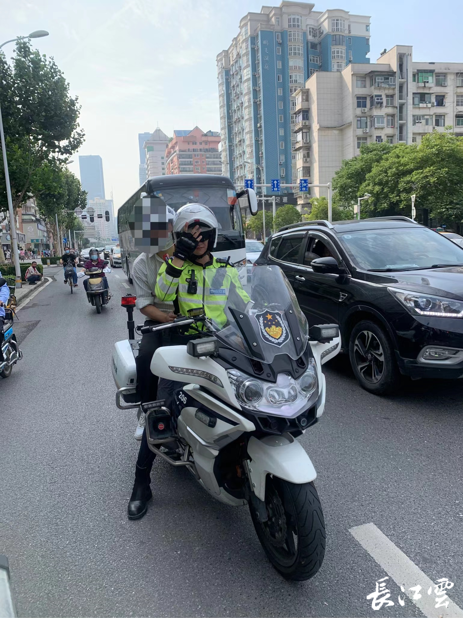 高考第一天武汉江汉警方多警联动全力护考