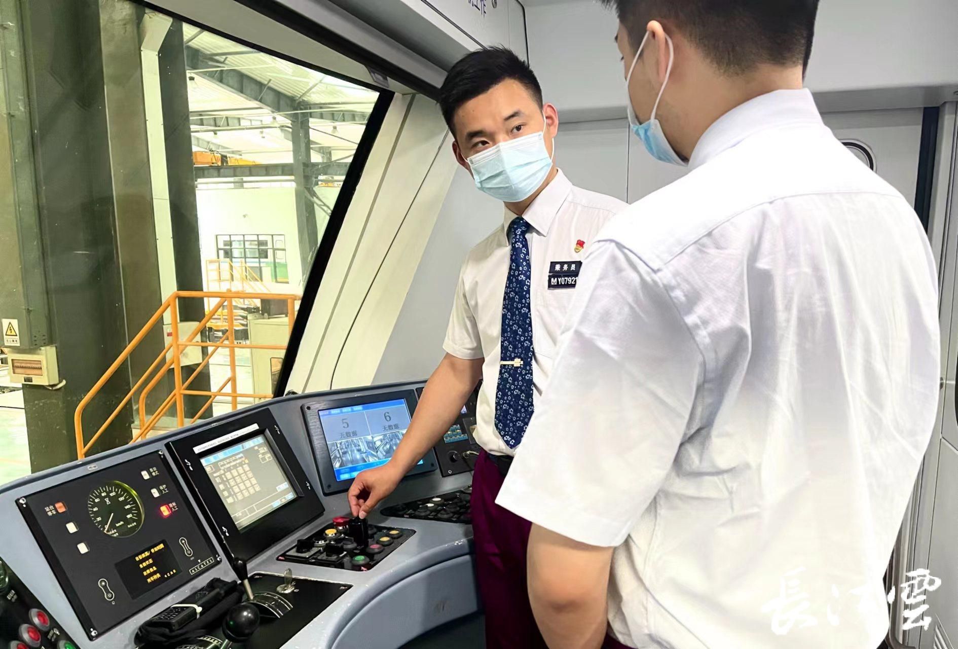 武汉高考考生赶地铁莫慌地铁司机会给你们带一脚