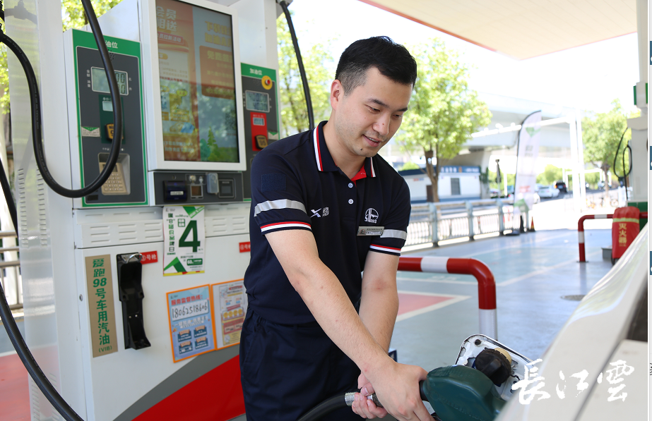 换新啦中石化湖北近8000名员工集体换装