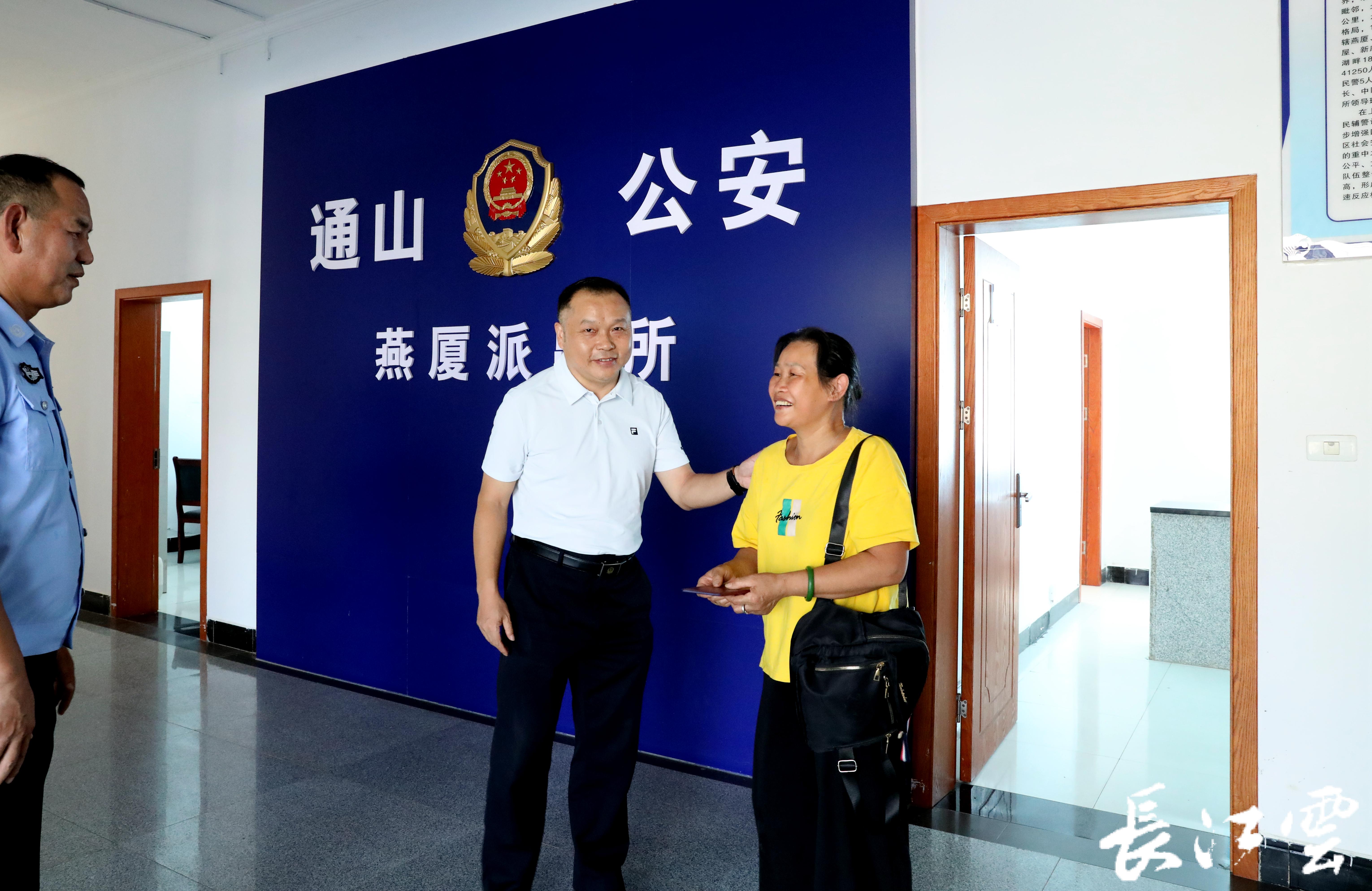 "7月26日,通山县燕厦乡金坑村支书徐绍雅感激地说道.