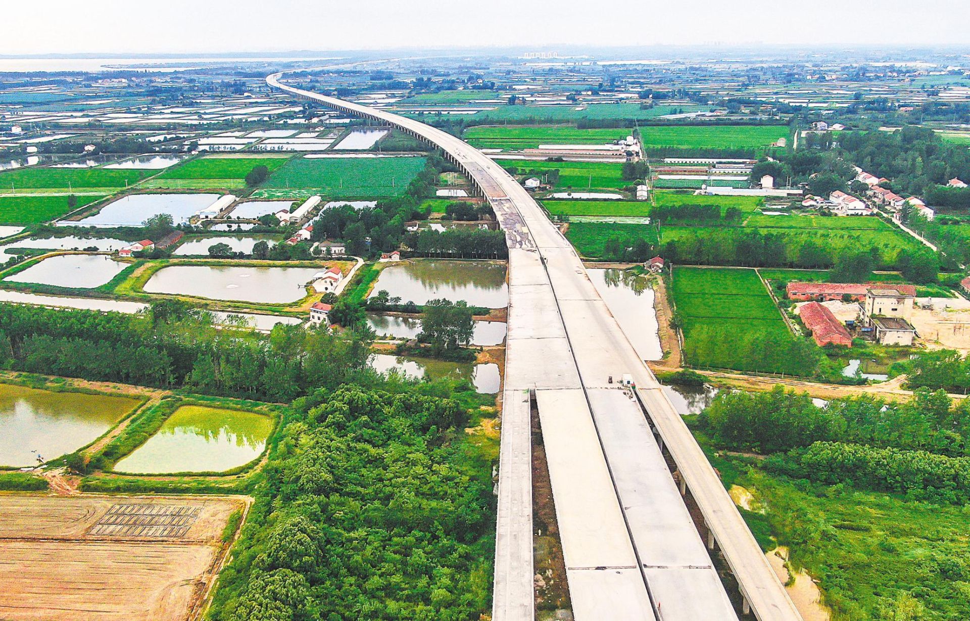 武汉江北快速路延伸线新洲段开始桥面铺装