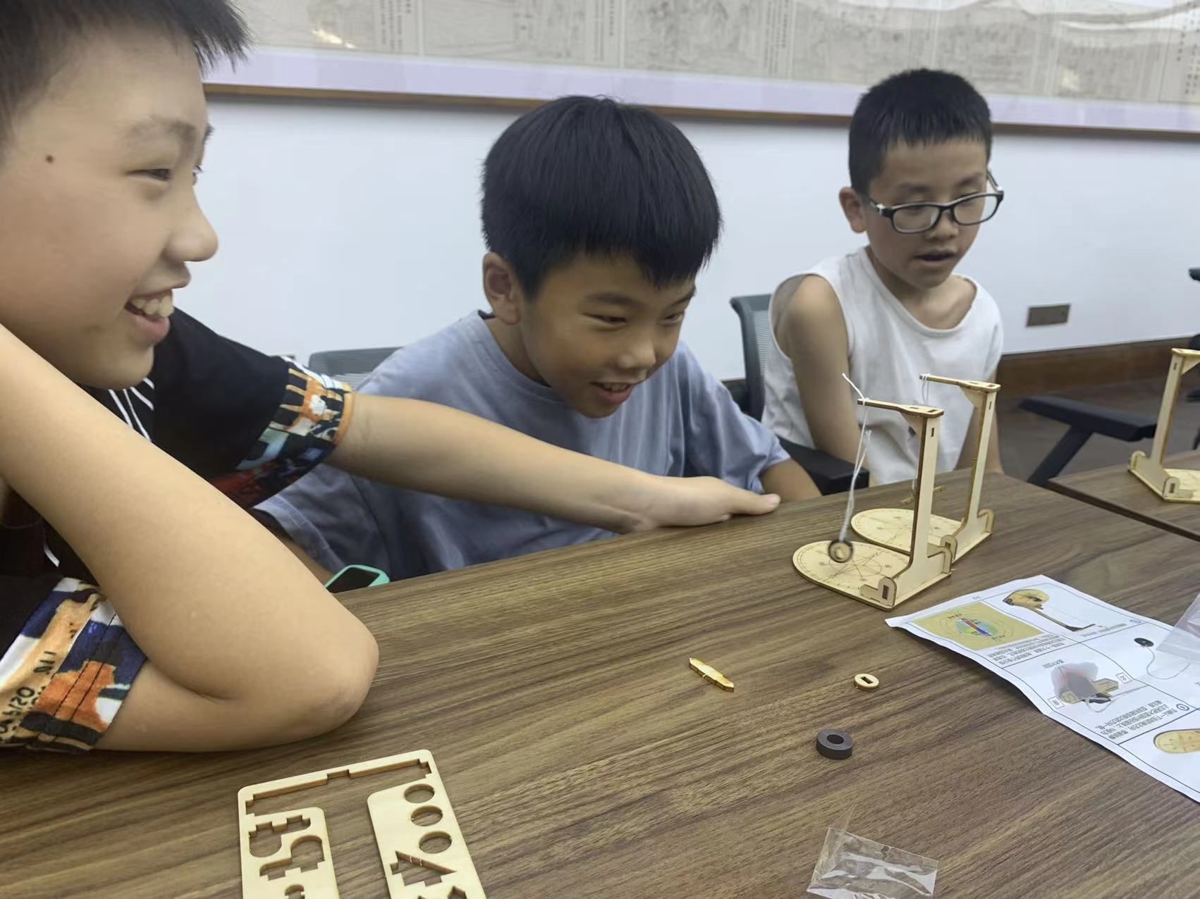 进化的方向,比如"司南""指南鱼"与"指南针"是指南针的三个进步过程