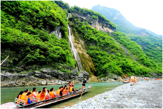 巴东神农溪景区迎来260名跨省游客