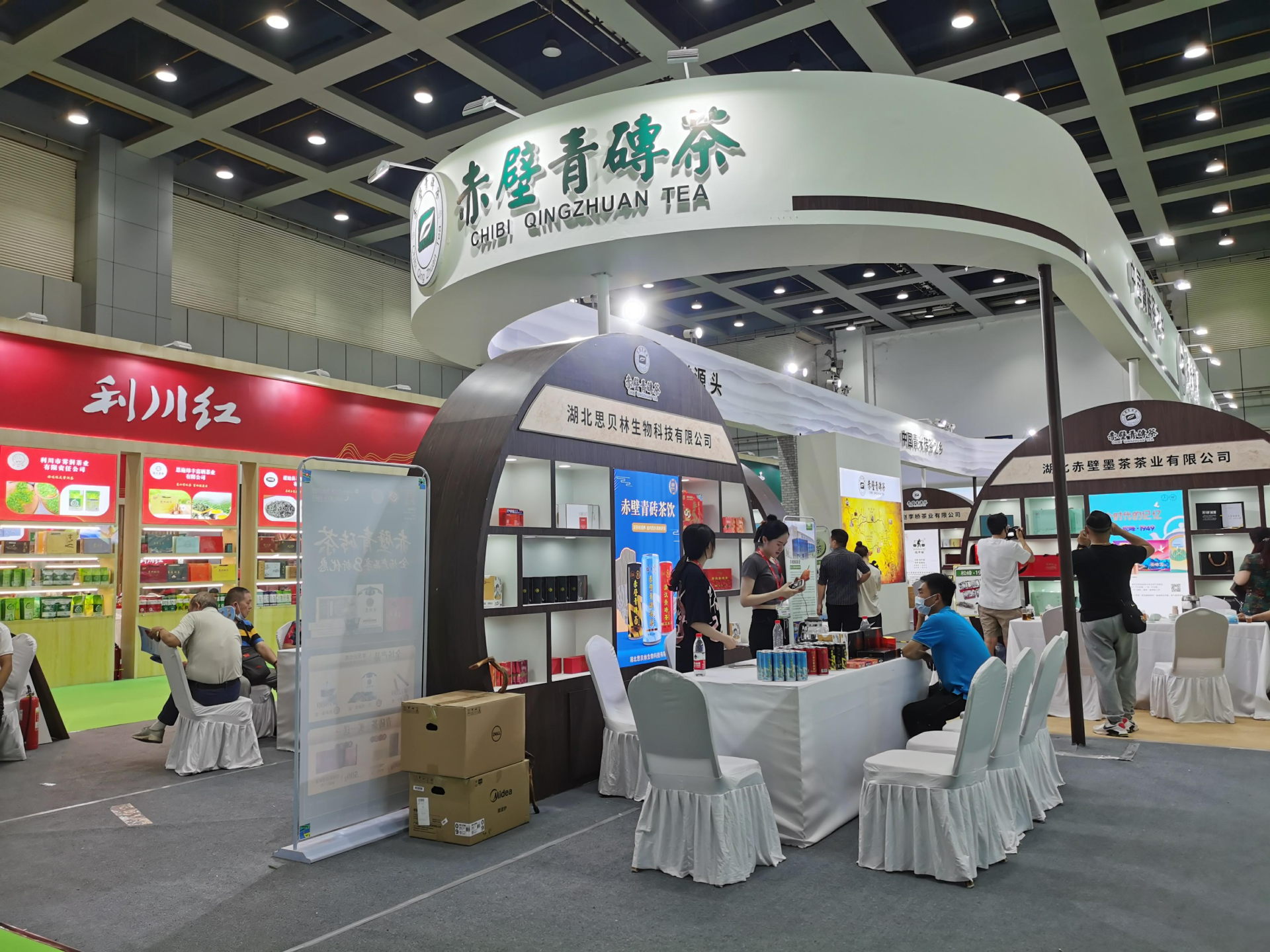 "我们当年在咸宁羊楼洞茶场工作和生活过,听说松峰绿茶来参展,一招呼