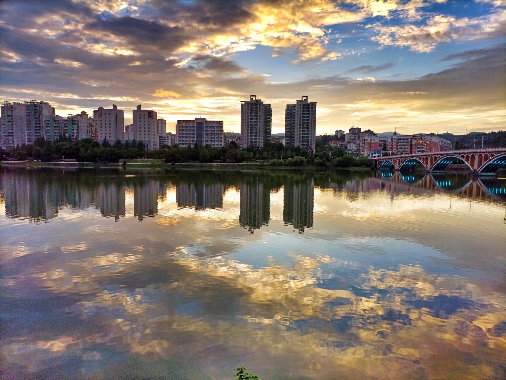 图集丨奇特晚霞映红夷陵小溪塔河心公园