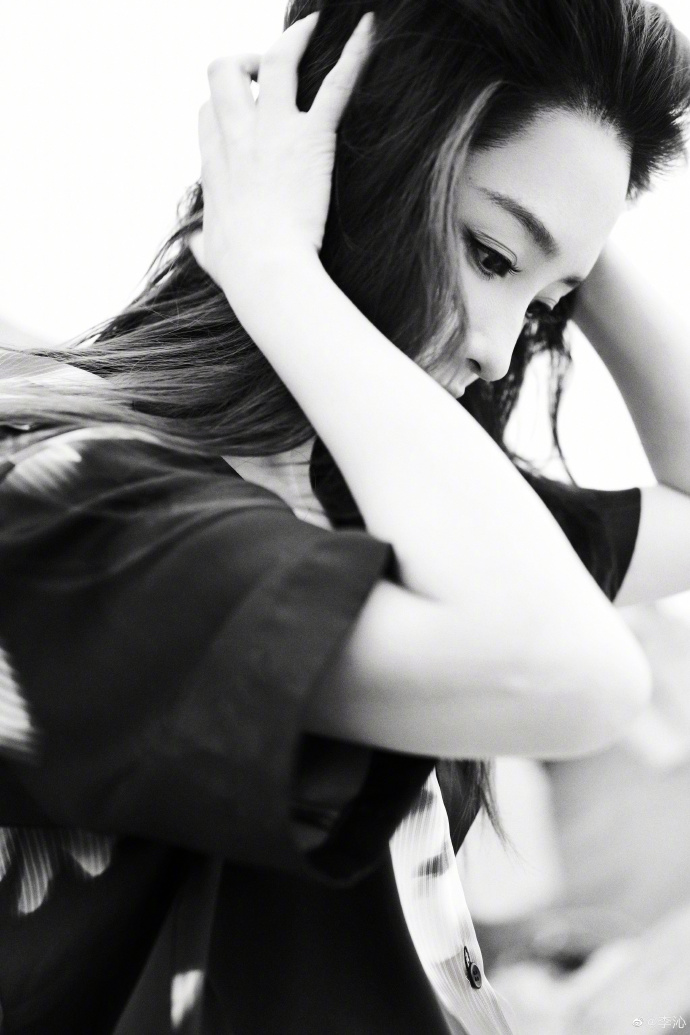 李沁黑白大片香肩微露眼神妩媚气质好温柔