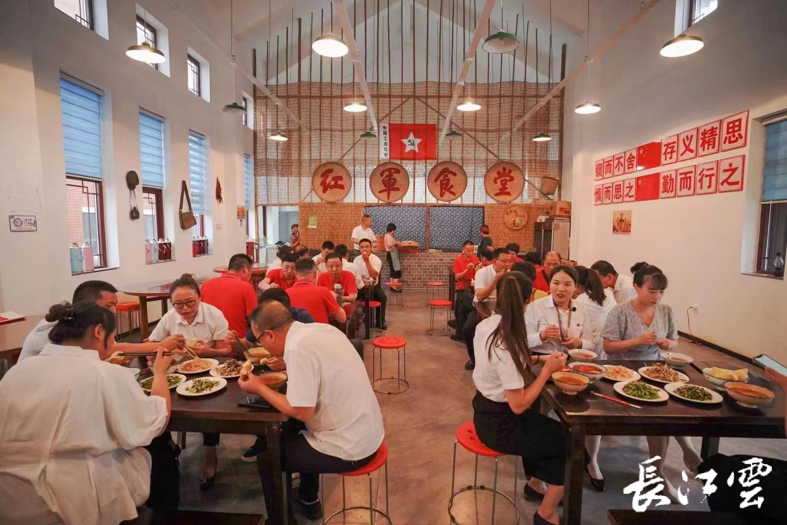 傍晚时分,大家在雷天明纪念馆红军食堂"忆苦思甜 吃红军饭".