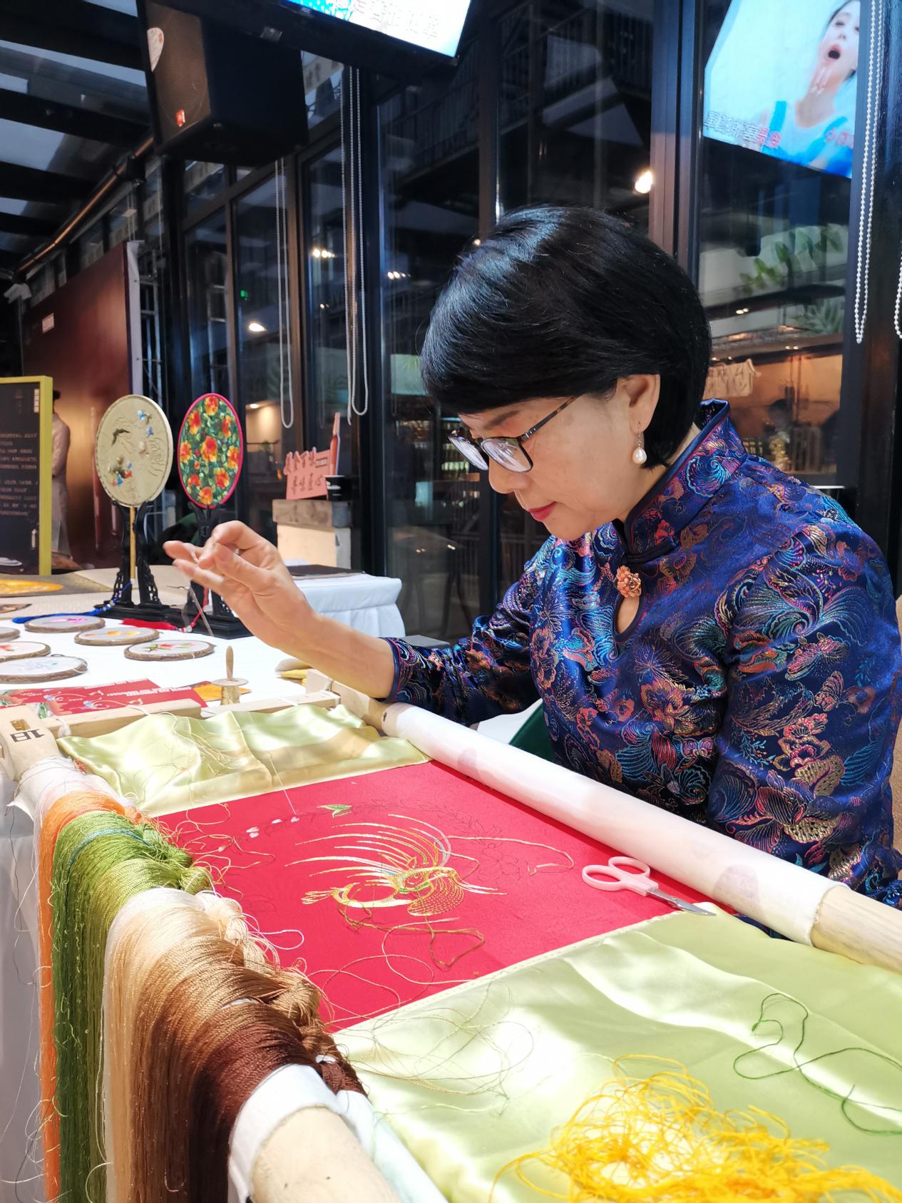 汉绣省级代表性传承人王子怡2014年开始,王子怡在武汉大学,江汉大学