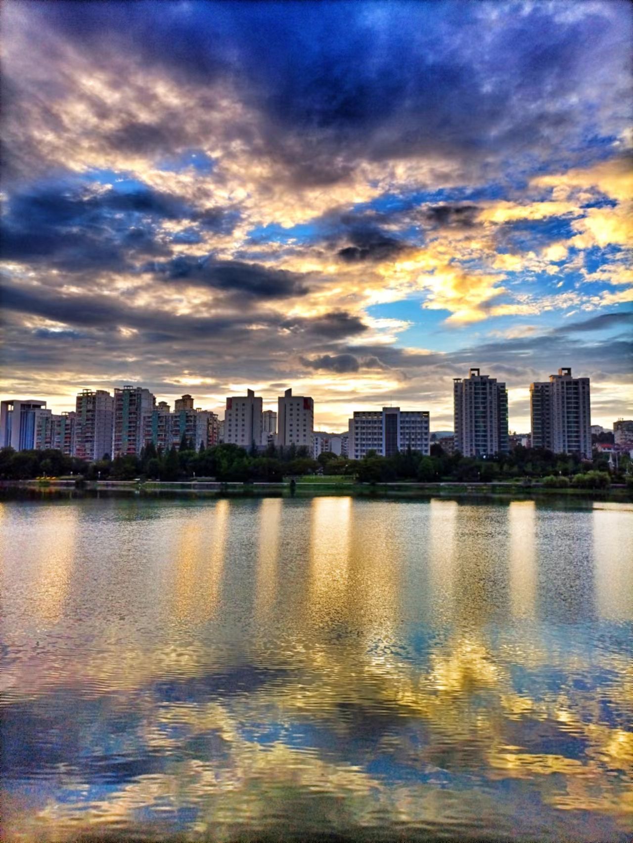 图集丨奇特晚霞映红夷陵小溪塔河心公园